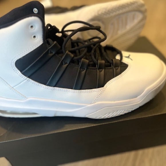 Jordan Max Aura White Black - Picture 3 of 6